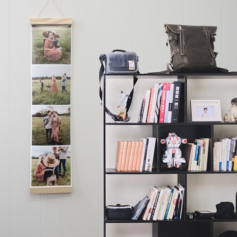 20x80cm strip with four 20x20cm photos (sold in sets of 3 strips), hanging by a 20cm wooden hanger (sold separately).